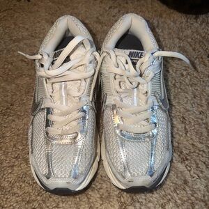 Nike Women’s Vomero 5 Silver and White Mesh Running Sneakers